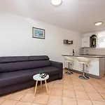 Traumhaftes Nur 70 Meter Zum Mit Meerblick Und Privatparkplatz Apartman Selce