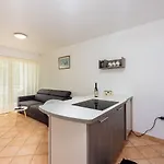 Traumhaftes Nur 70 Meter Zum Mit Meerblick Und Privatparkplatz *