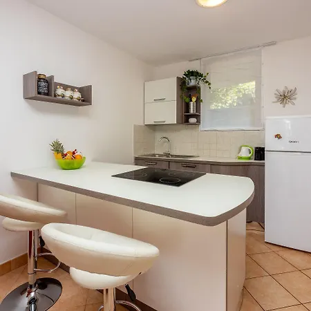 Apartmán Traumhaftes Nur 70 Meter Zum Mit Meerblick Und Privatparkplatz Selce
