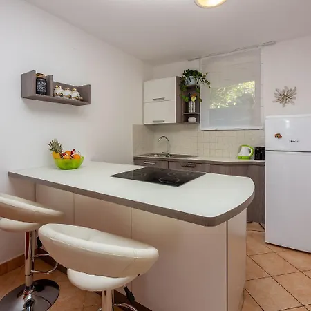 Traumhaftes Nur 70 Meter Zum Mit Meerblick Und Privatparkplatz Selce